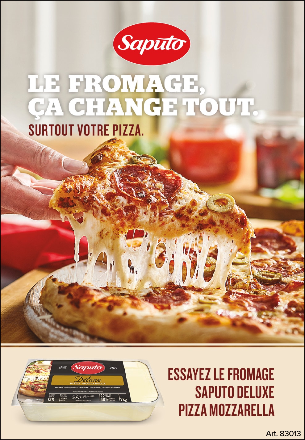 Publicité pour le fromage Saputo Deluxe sur une pizza, avec texte promotionnel et image alléchante de pizza