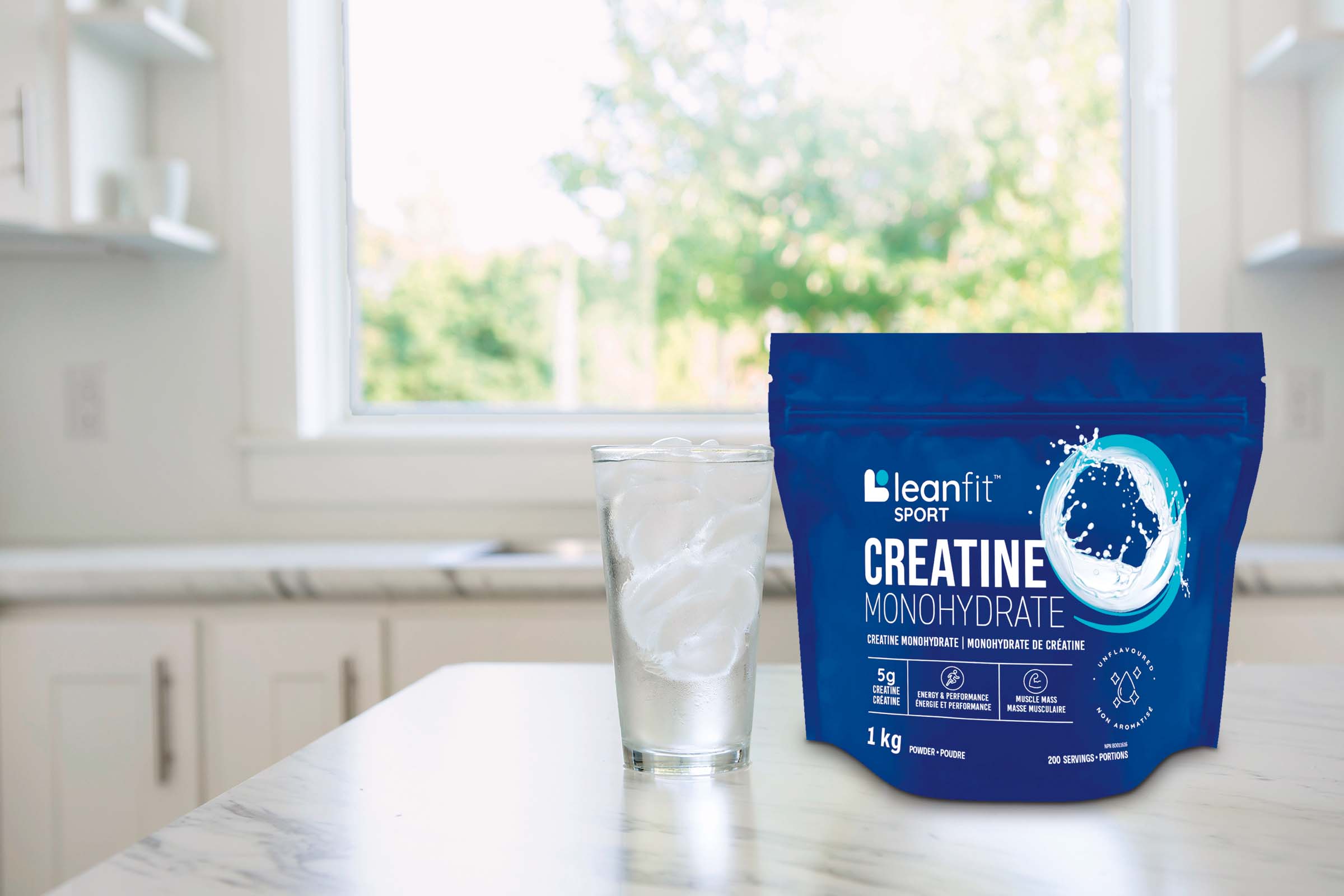 Publicité pour la créatine monohydrate d'Everfit dans une cuisine, à côté d'un verre d'eau