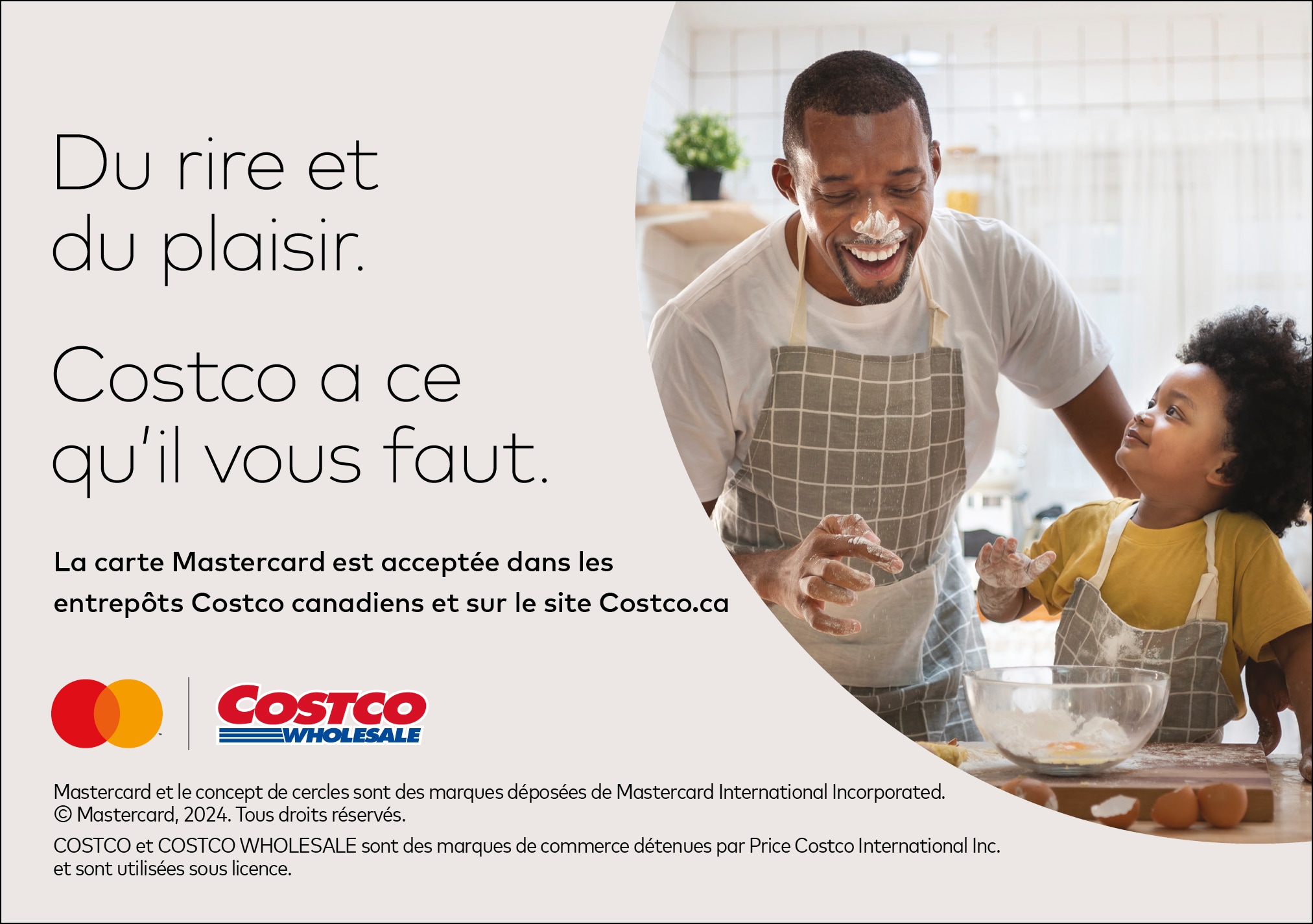 Publicité Costco : Un homme adulte et un enfant riant en cuisine, promotion de la carte Mastercard