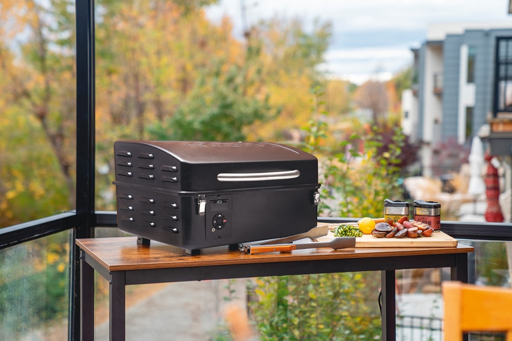 Publicité pour un barbecue portable sur un balcon avec vue automnale