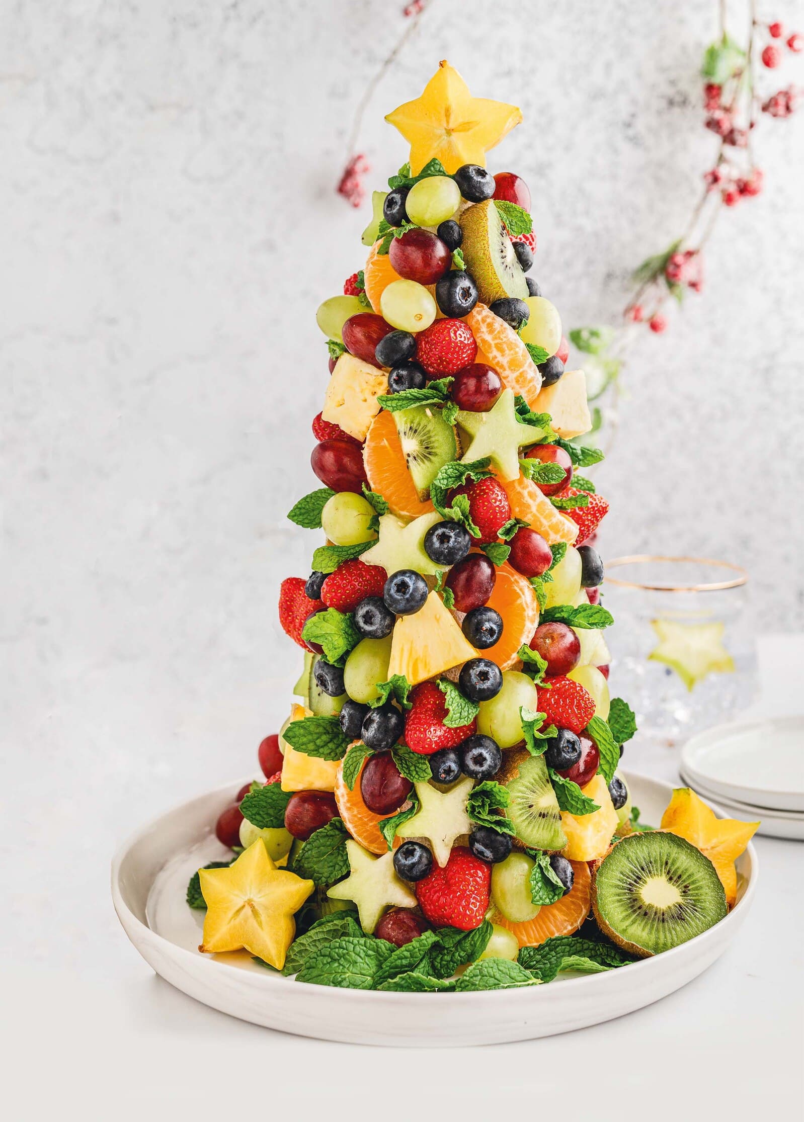 Image d'une tour de fruits festive.