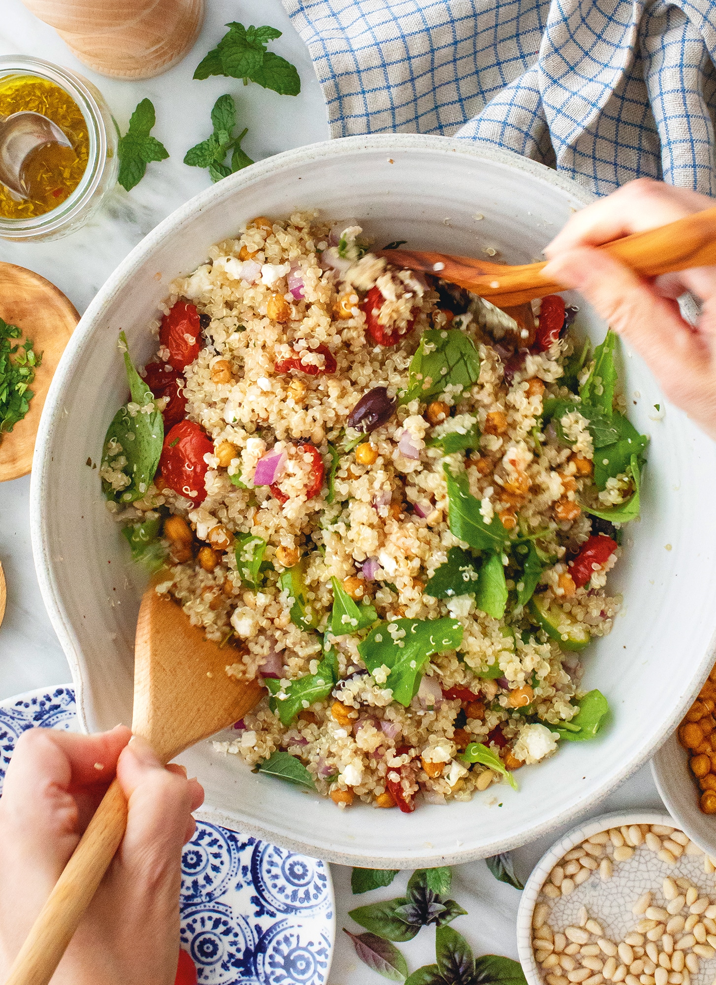 Salade de quinoa avec légumes et herbes frais, servie dans un bol blanc