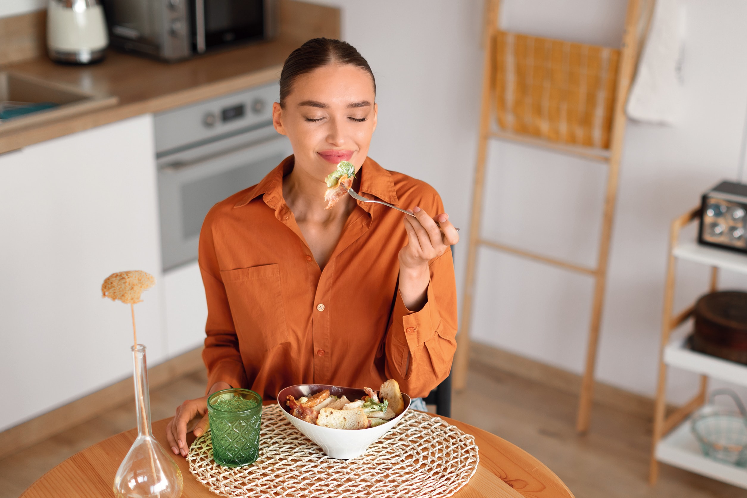 Femme apprécie un repas sain dans une cuisine moderne