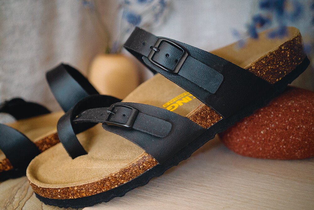 Sandales à brides noires avec semelles en liège