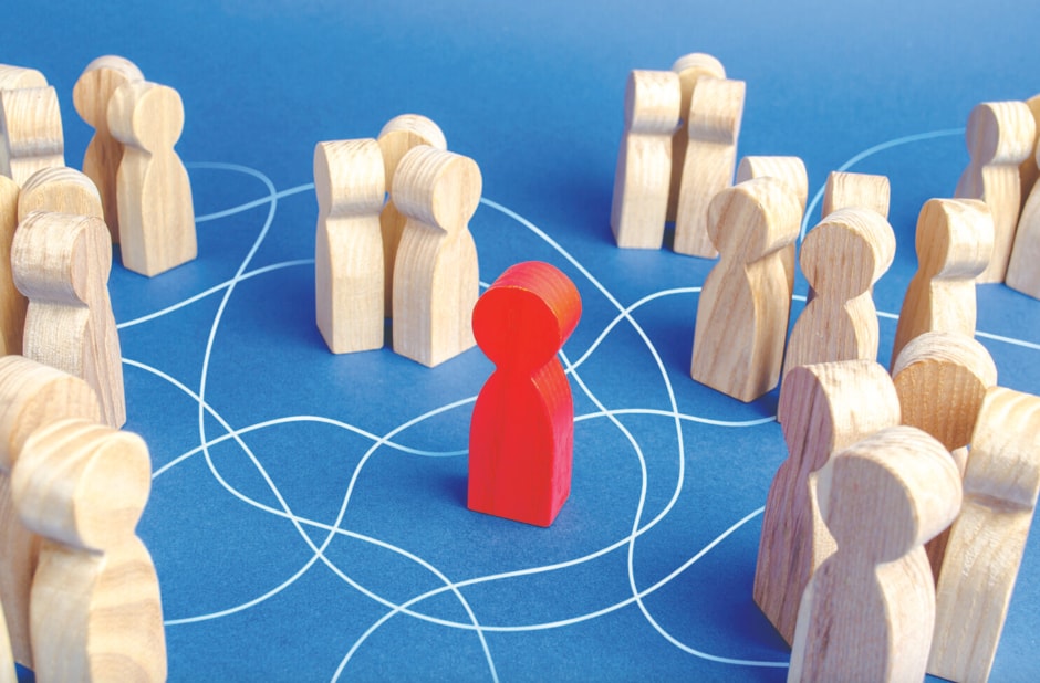 Figurines en bois reliées par des lignes, un personnage rouge au centre, sur fond bleu