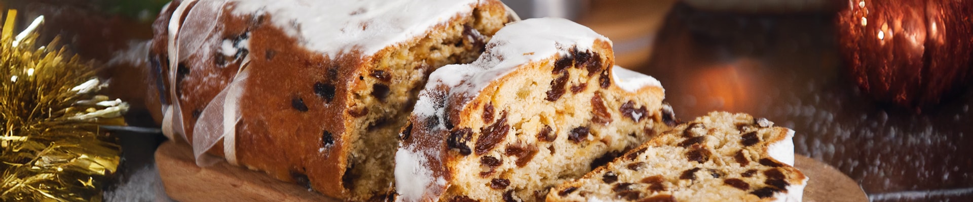 Gâteau aux fruits festif avec glaçage.