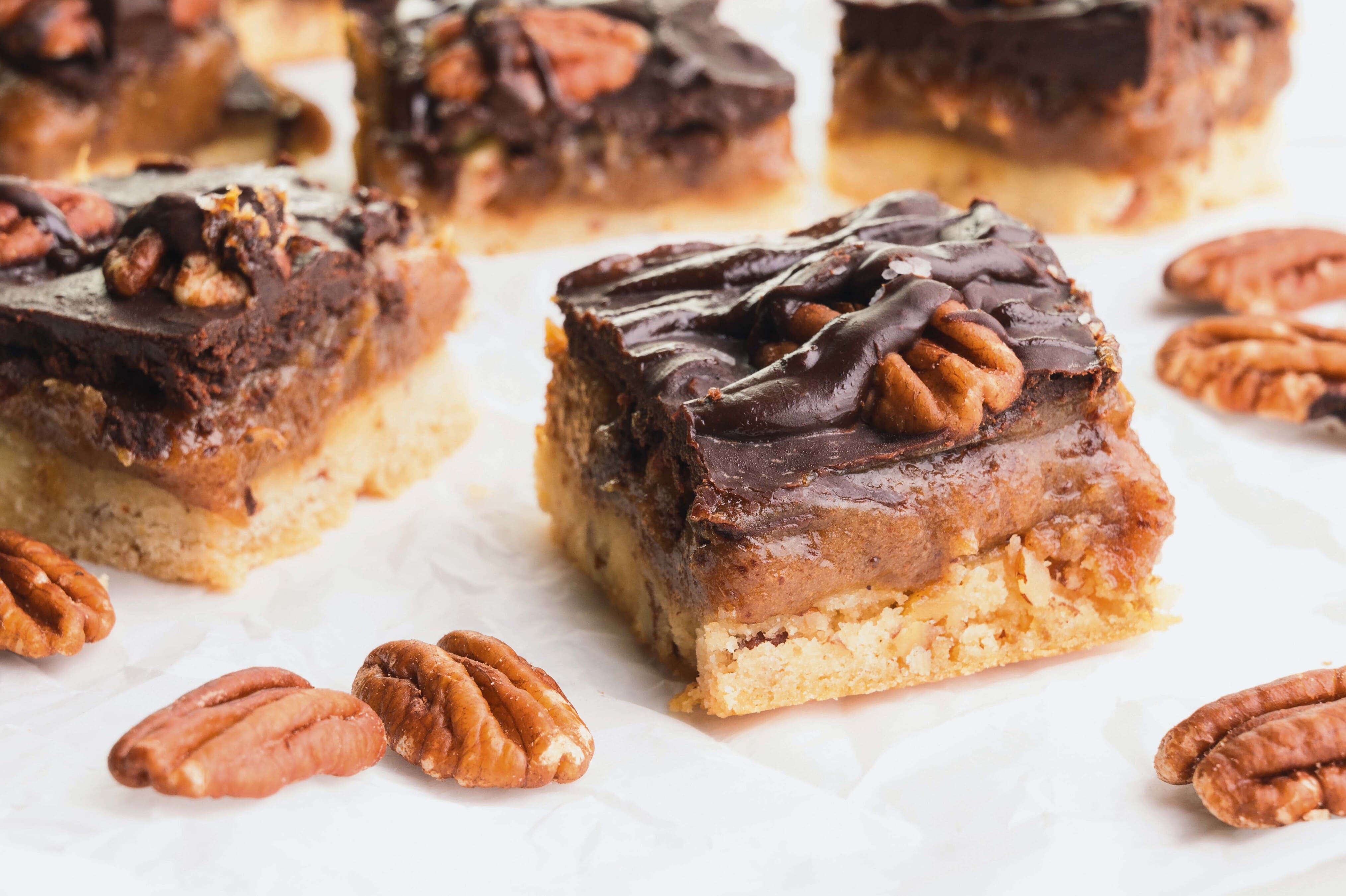 Barres au chocolat, caramel et aux pacanes  avec farine d’amande