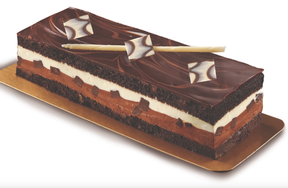 Gâteau au chocolat multicouche avec garniture et motif en spirale sur le dessus