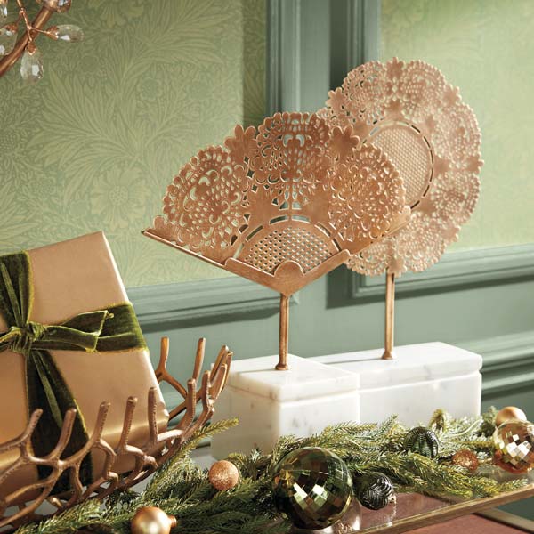 AUG24_HOLIDAY_VIGNETTE_NADIA_GREEN_GOLD_ALT_019_RGB