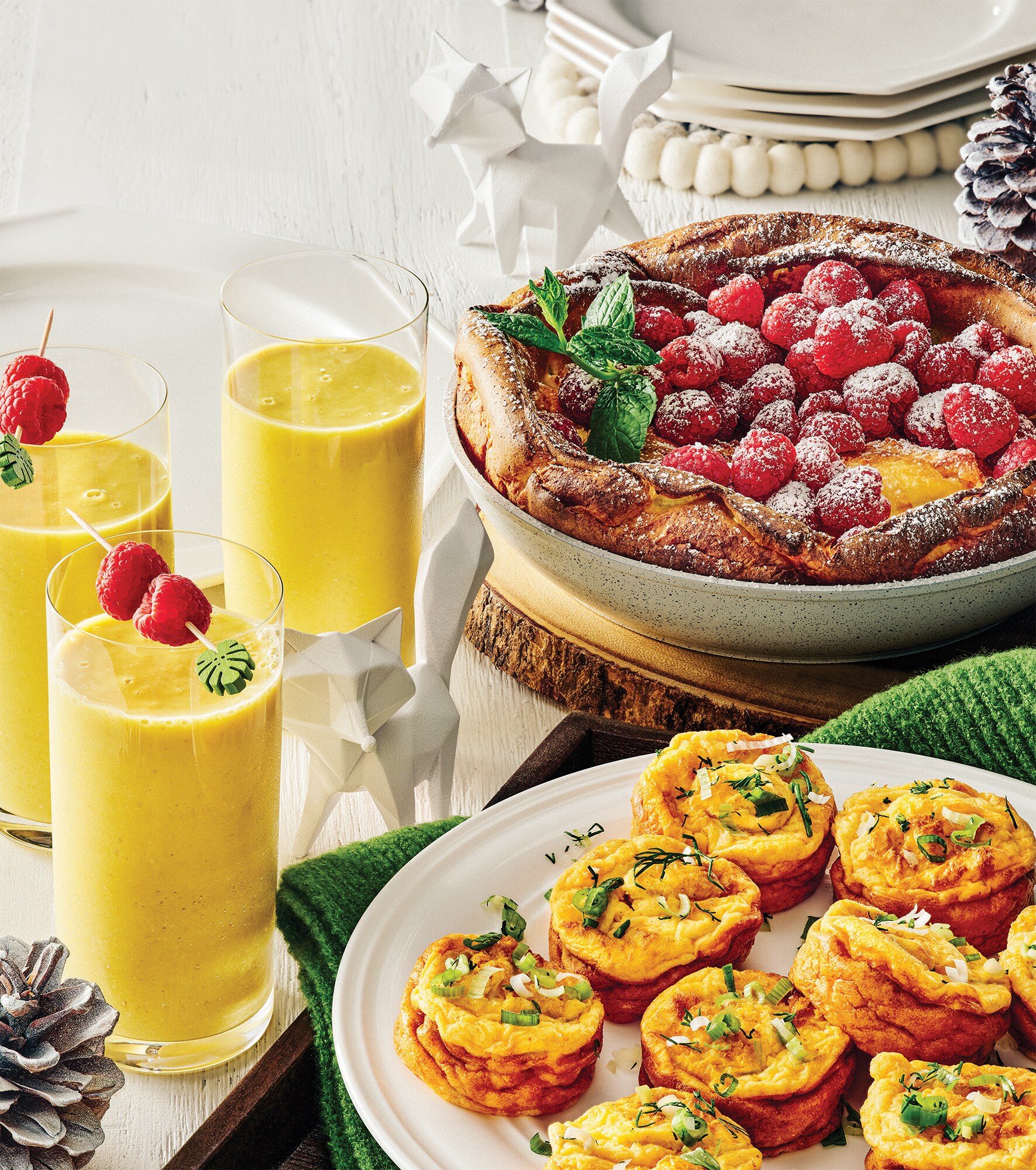 Table de fête avec quiche aux œufs, tarte aux fruits et jus d'orange