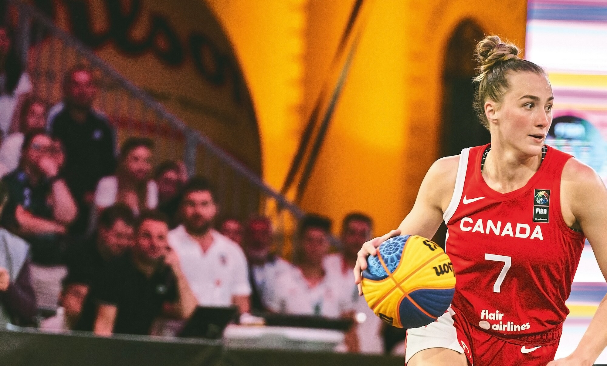 Joueuse de basketball canadienne numéro 7 en action lors d'un match