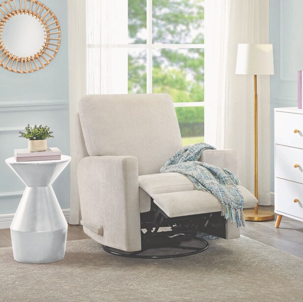 Fauteuil inclinable crème dans un salon lumineux, avec plaid bleu et table d'appoint blanche