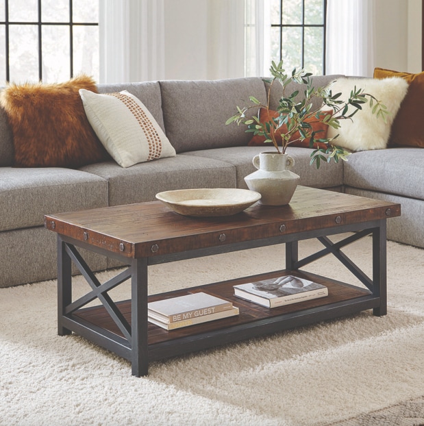 Table basse en bois avec étagère, dans un salon cosy