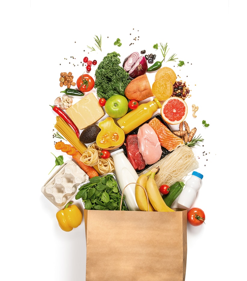 Sac d'épicerie ouvert avec une variété de produits frais qui débordent, idéal pour un site de vente au détail