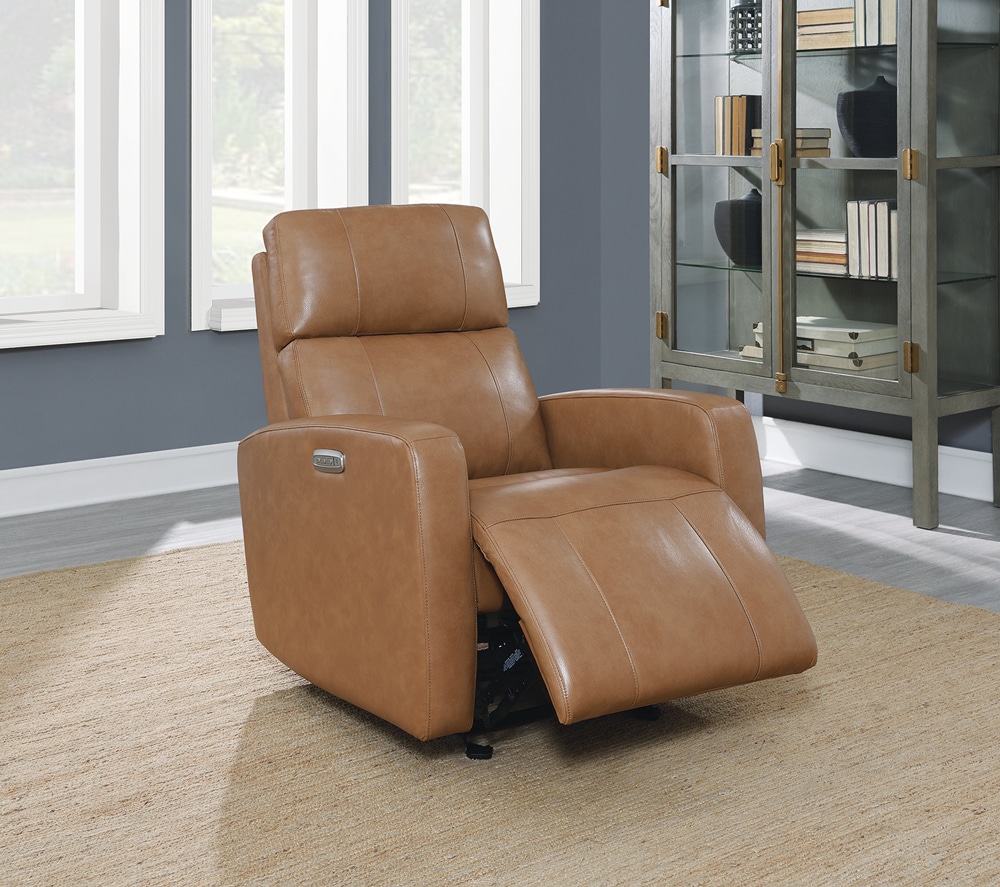 Fauteuil inclinable en cuir brun clair dans un salon moderne