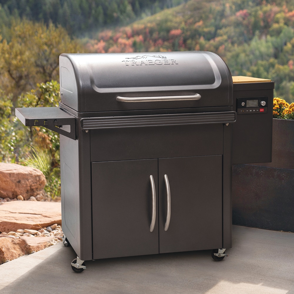 Barbecue gris sur une terrasse, paysage montagneux en arrière-plan