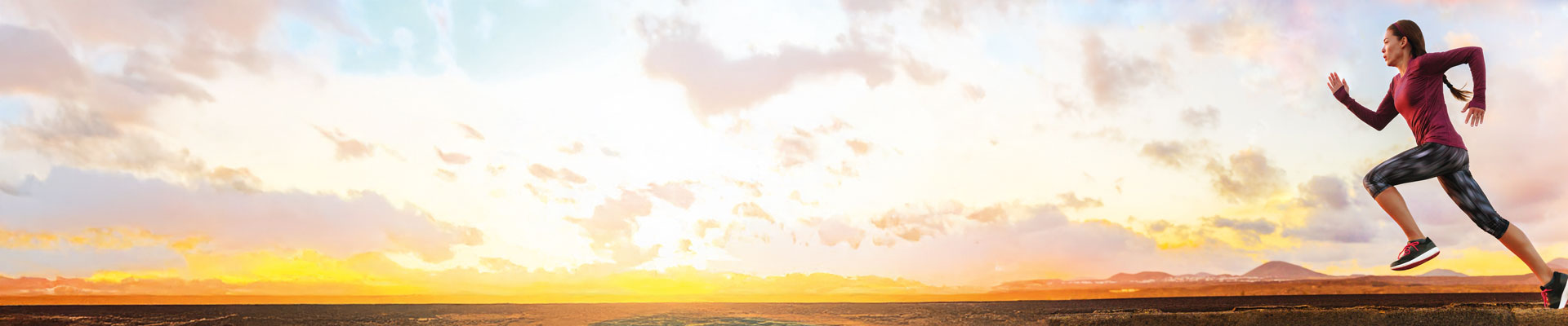 Publicité pour chaussures de course, homme courant au lever du soleil